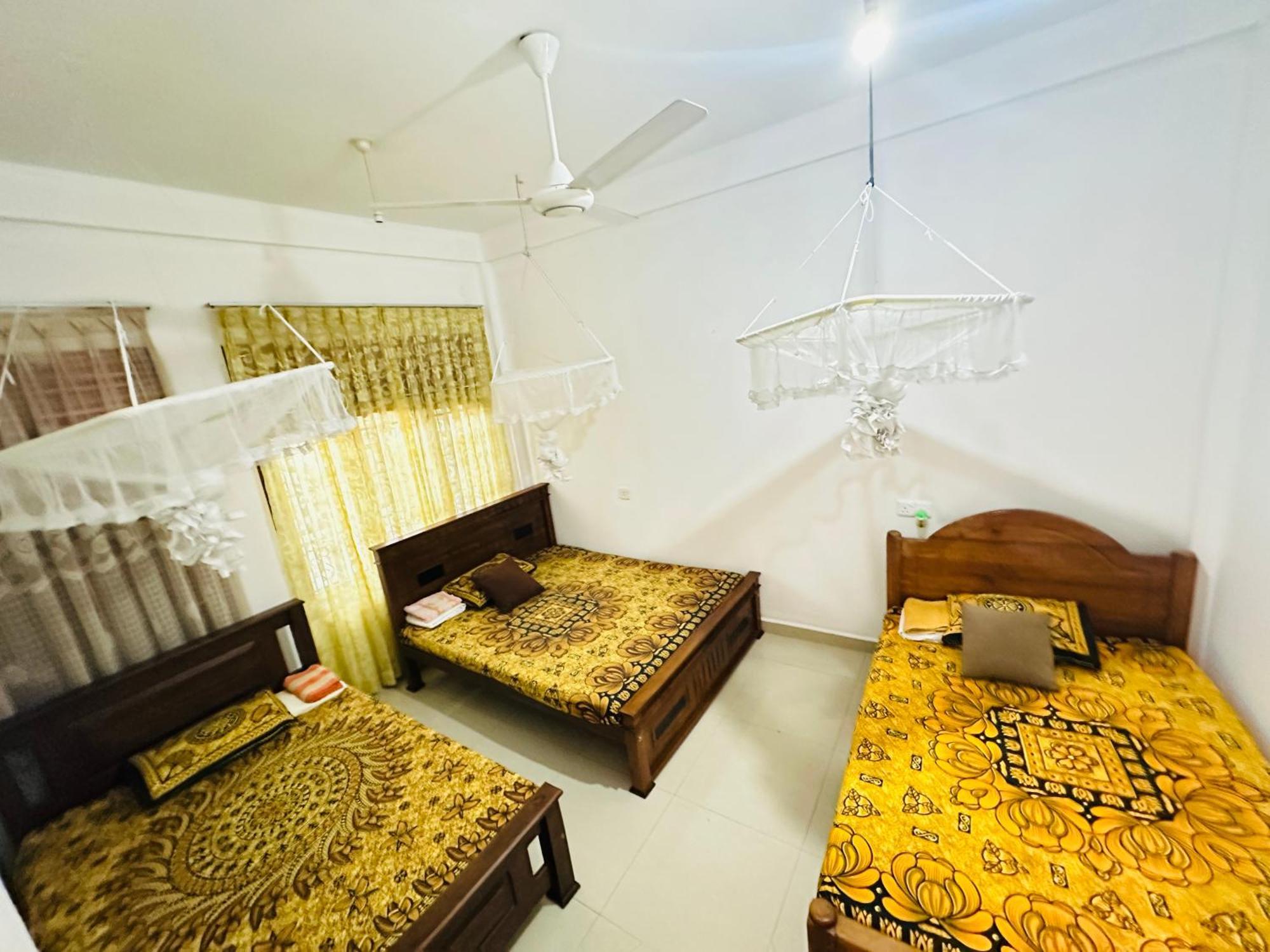 Golden Town Hotel Тангалле Екстер'єр фото